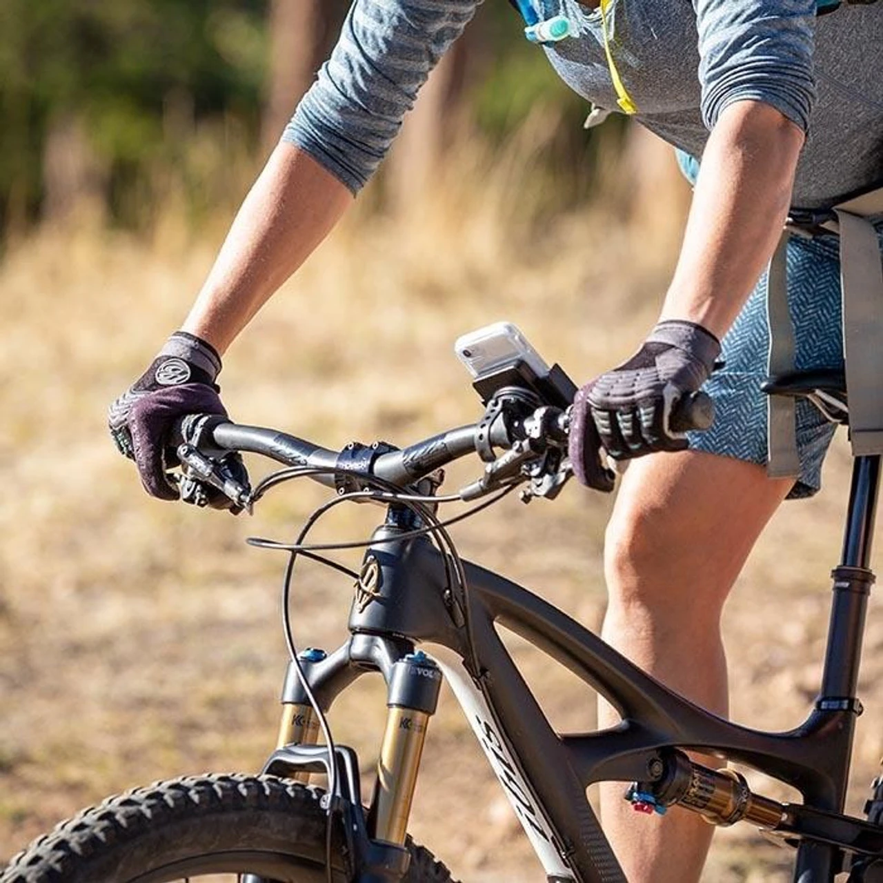 Nite Ize Squeeze Rotating Smartphone Bar Mount 3 Nite Ize Squeeze Rotating Smartphone Bar Mount