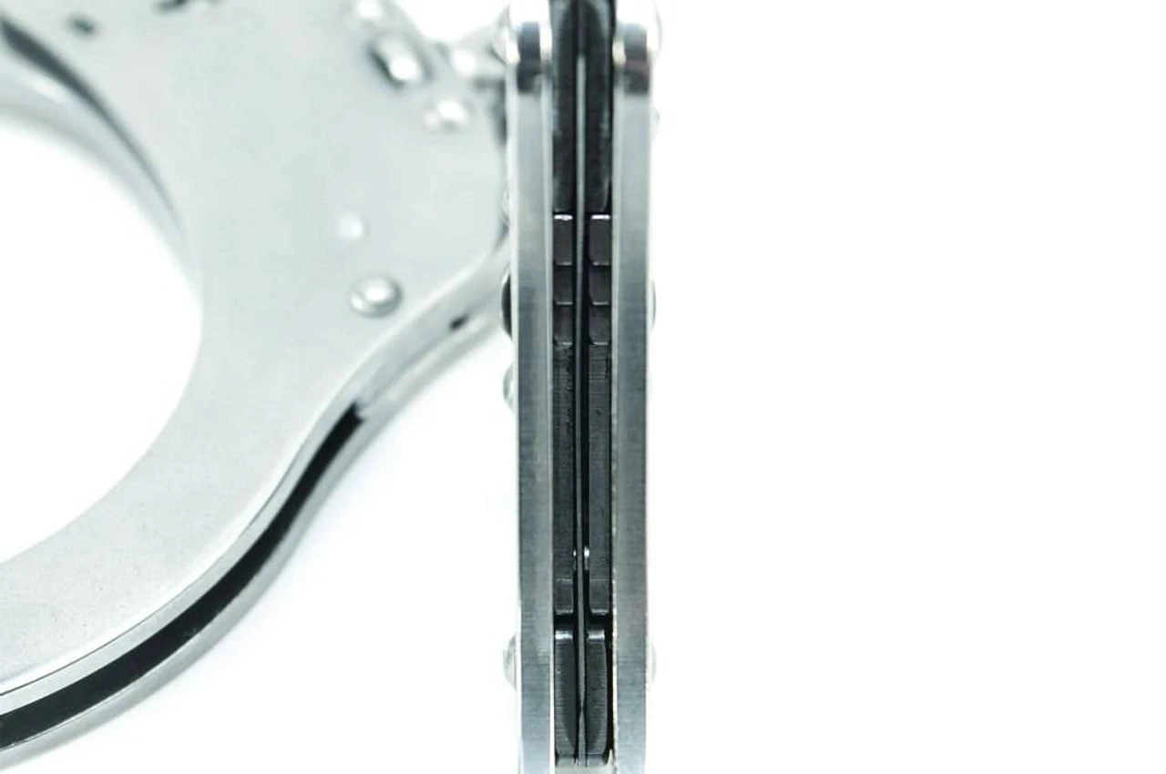 Schrade Professionals NIJ Approved Chain Link Handcuffs - CLOSEOUT 4 Schrade Professionals NIJ Approved Chain Link Handcuffs - CLOSEOUT - Image 2